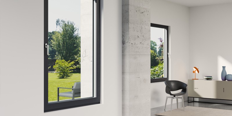 Heller Innenraum mit dunklen Fenstern des Systems VEKA PURE 82