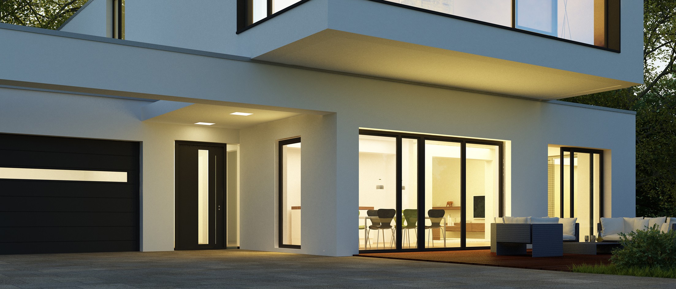 Modernes Wohnhaus mit großen Schiebetüren in der Dämmerung