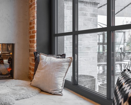 Dunkle matte Fensteroberfläche in einem modernen Innenraum